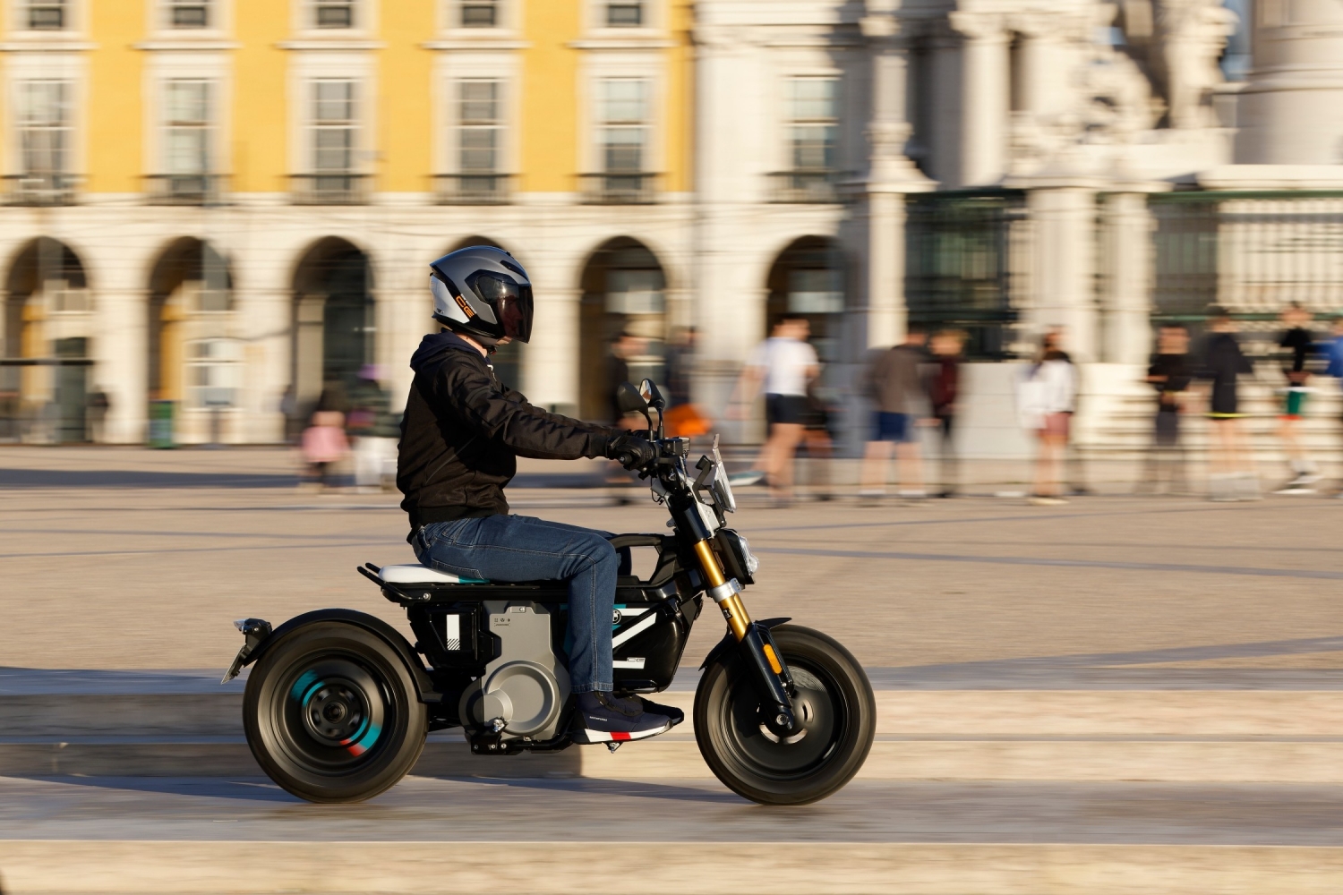 Découvrez le nouveau scooter électrique BMW CE 02